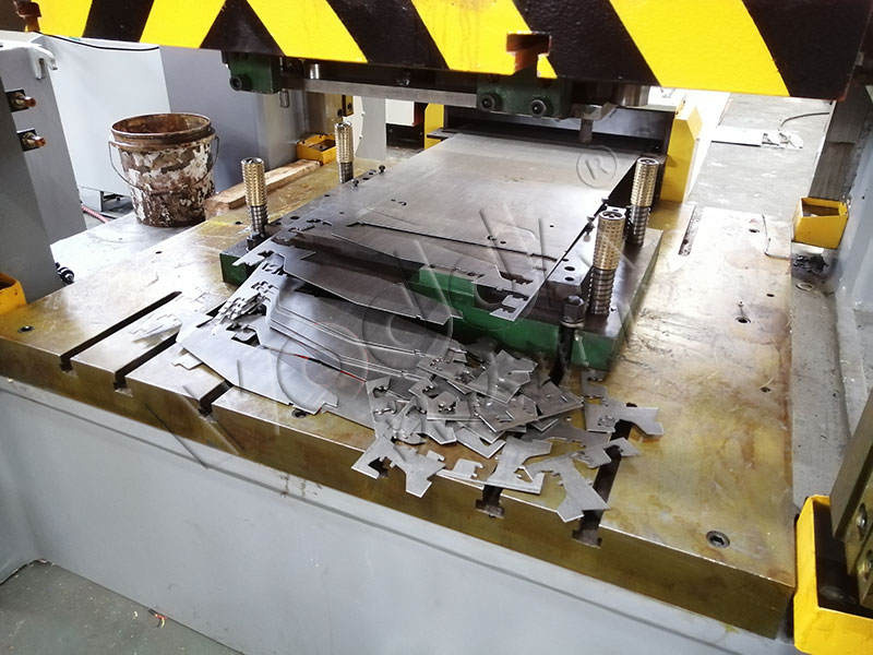 315噸框架液壓機(jī) 315噸框架液壓機(jī)