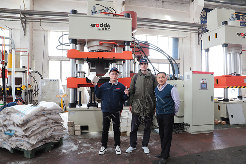 牛羊舔磚液壓機(jī) 牛羊舔磚液壓機(jī)