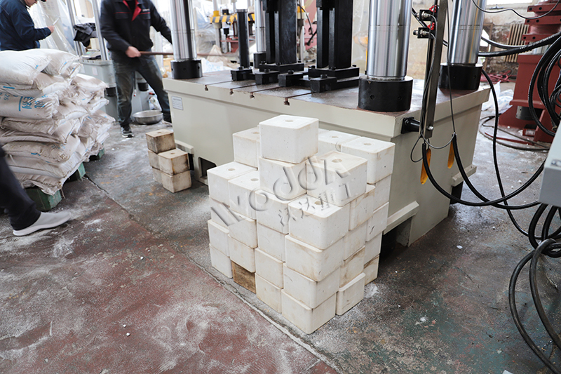 牛羊舔磚液壓機(jī) 牛羊舔磚液壓機(jī)