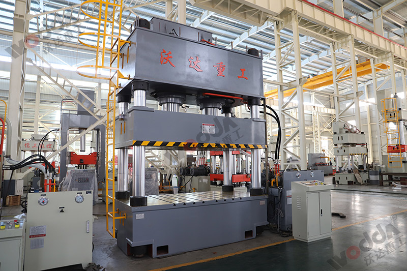 630噸四柱液壓機(jī) 630噸四柱液壓機(jī)