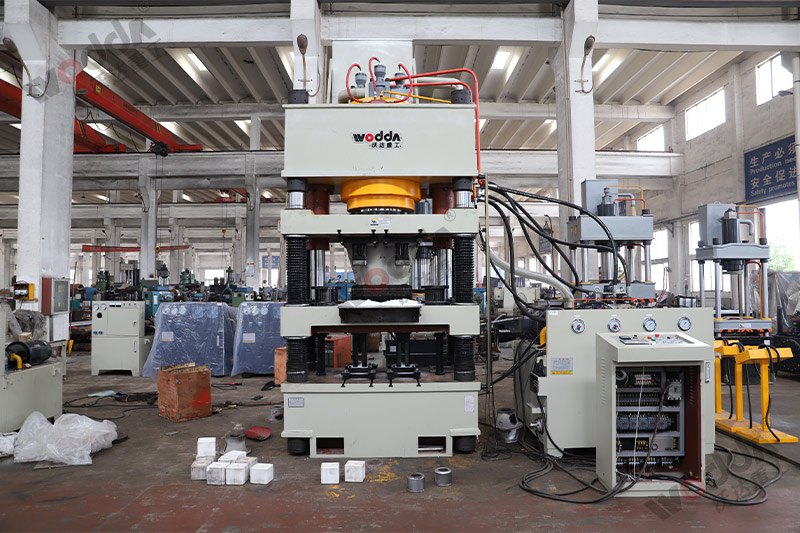 山東牛羊舔磚液壓機廠家哪家好？