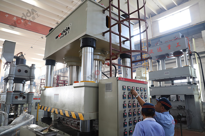 石墨烯導熱膜生產(chǎn)設備_1000噸液壓機_大型四柱液壓機 石墨烯導熱膜生產(chǎn)設備_1000噸液壓機_大型四柱液壓機