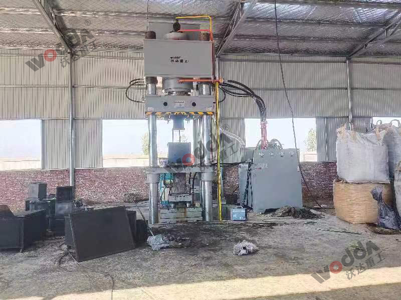 800噸匣缽成型液壓機(jī) 800噸匣缽成型液壓機(jī)