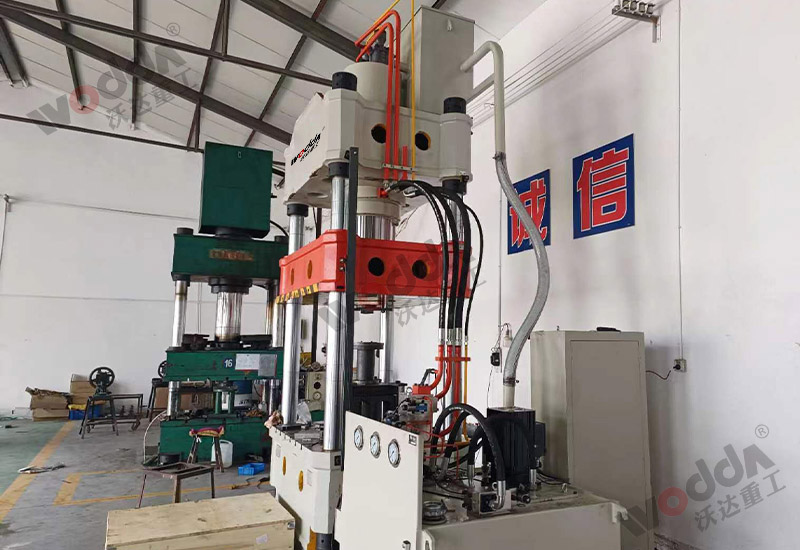 315噸冷擠壓四柱液壓機(jī) 315噸冷擠壓四柱液壓機(jī)