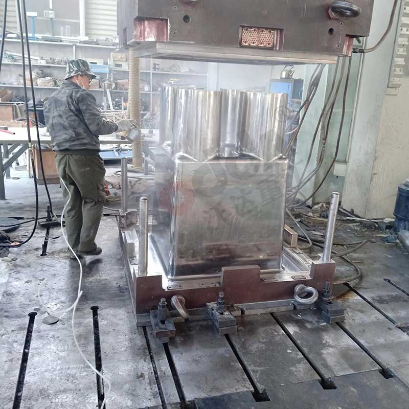 2000噸四柱液壓機(jī)模壓現(xiàn)場