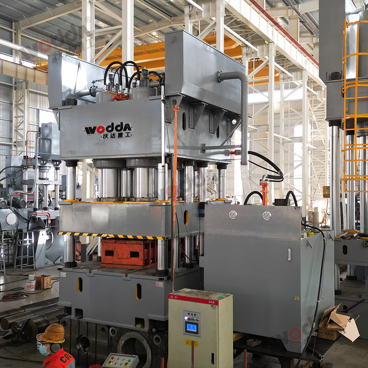 2500噸鋼木門壓花機(jī)車間試機(jī) 2500噸鋼木門壓花機(jī)車間試機(jī)