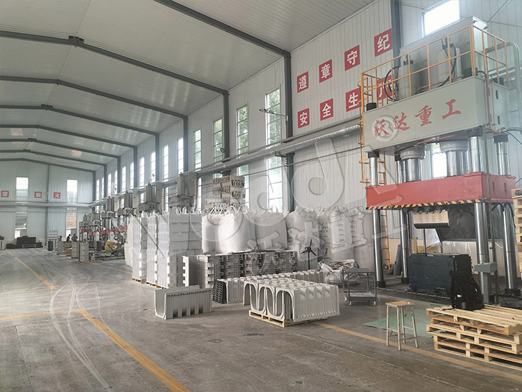 800噸U型排水溝成型液壓機(jī)(圖1) 800噸U型排水溝成型液壓機(jī)(圖1)