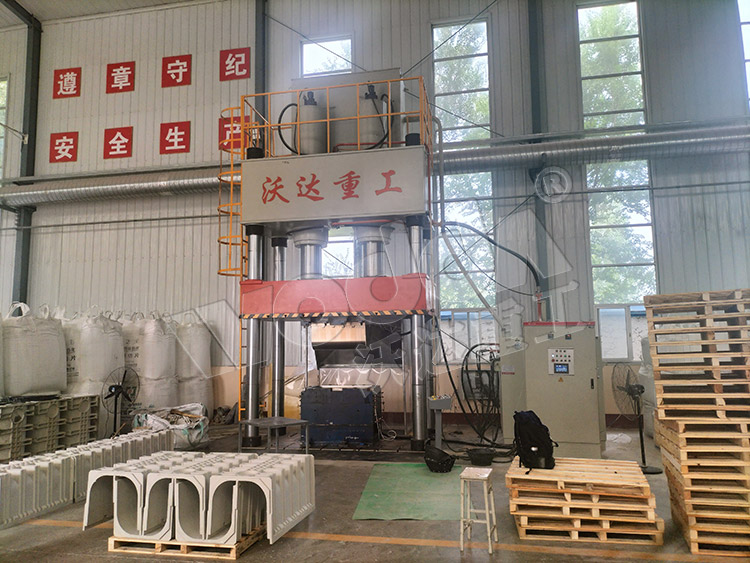 800噸U型排水溝成型液壓機(jī)(圖2) 800噸U型排水溝成型液壓機(jī)(圖2)