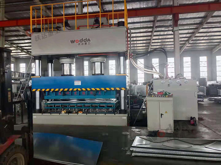 1000噸不銹鋼水箱板液壓機(jī)現(xiàn)場