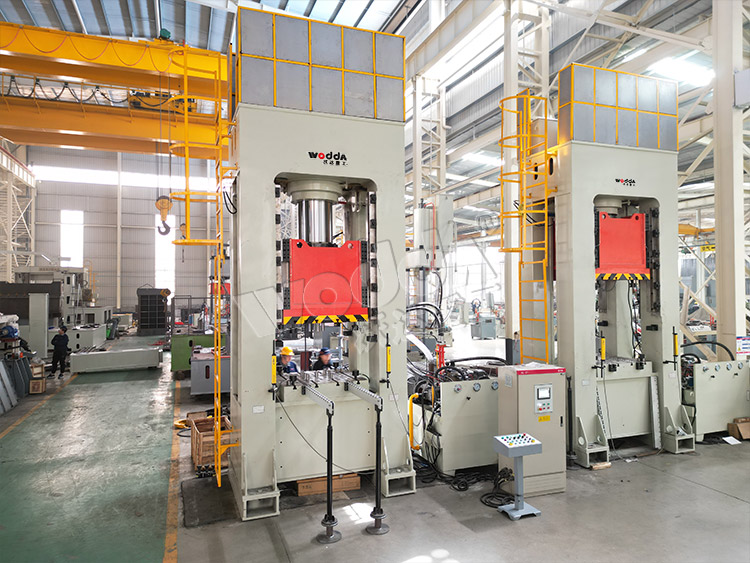 630噸框架式液壓機(兩臺) 630噸框架式液壓機(兩臺)