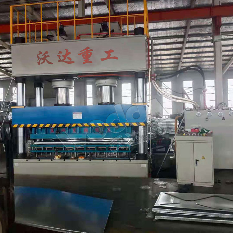 1000噸不銹鋼水箱板成型液壓機(jī) 1000噸不銹鋼水箱板成型液壓機(jī)