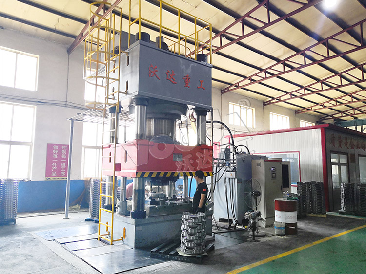 2000噸汽車離合器殼體成型液壓機(jī).jpg 2000噸汽車離合器殼體成型液壓機(jī).jpg