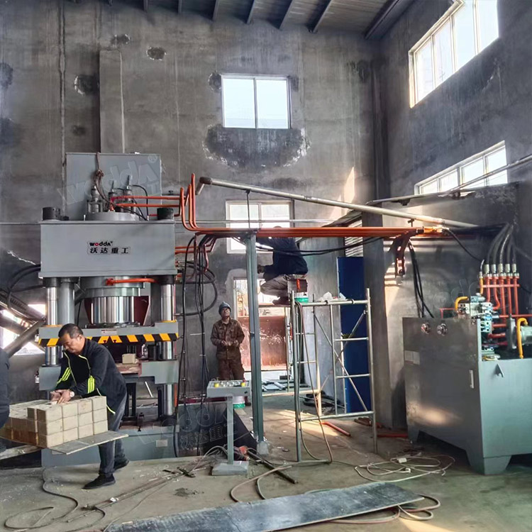 630噸牛羊舔磚液壓機(jī) 630噸牛羊舔磚液壓機(jī)