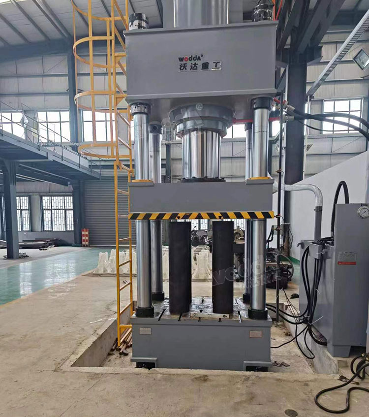 復(fù)合材料模壓機(jī)客戶車間現(xiàn)場(chǎng) 復(fù)合材料模壓機(jī)客戶車間現(xiàn)場(chǎng)