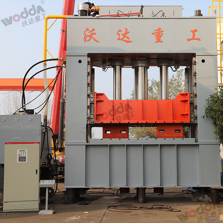 1000噸框架液壓機(jī) 1000噸框架液壓機(jī)