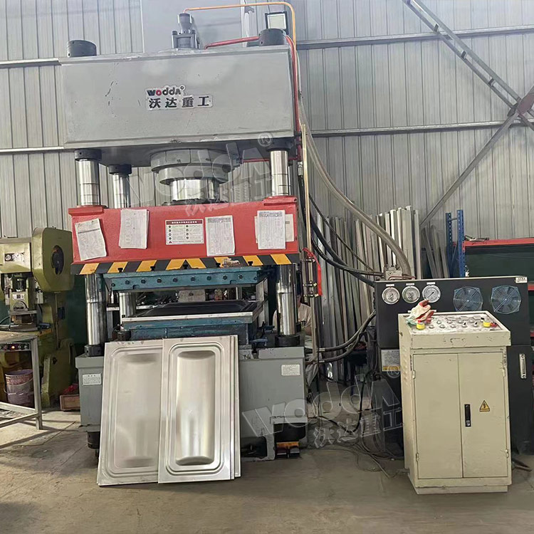 400噸水箱板成型液壓機(jī)客戶現(xiàn)場