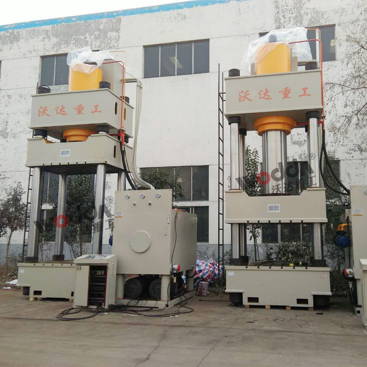 客戶訂購兩臺1000噸三梁四柱液壓機(jī) 客戶訂購兩臺1000噸三梁四柱液壓機(jī)