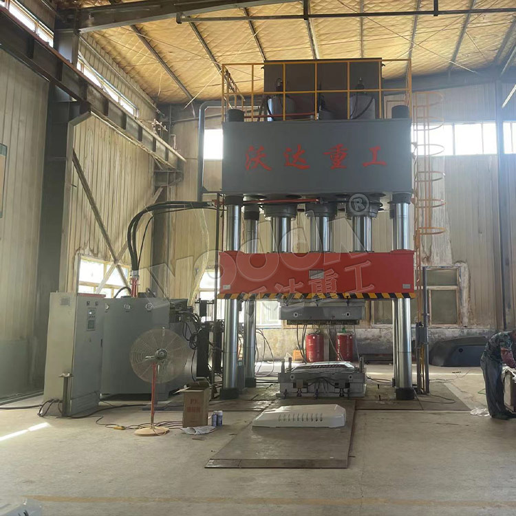 1500噸SMC汽車(chē)覆蓋件成型液壓機(jī)客戶(hù)現(xiàn)場(chǎng)