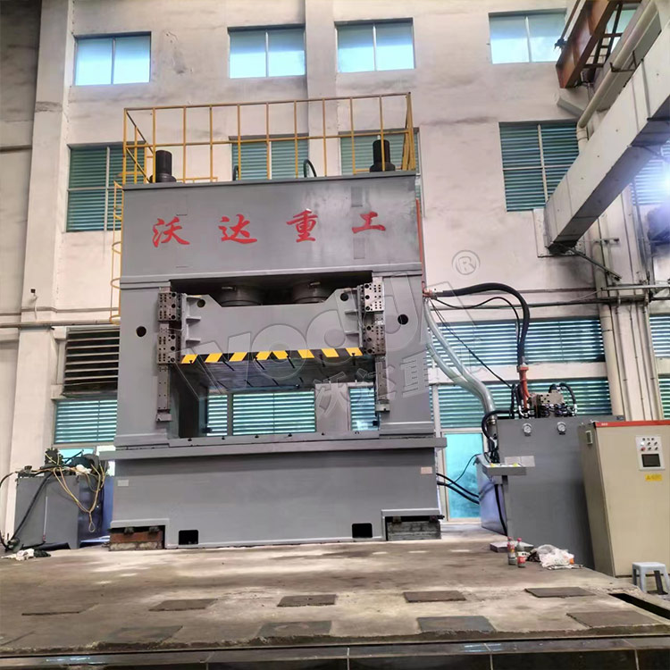 2000噸框架式油壓機(jī)客戶現(xiàn)場 2000噸框架式油壓機(jī)客戶現(xiàn)場