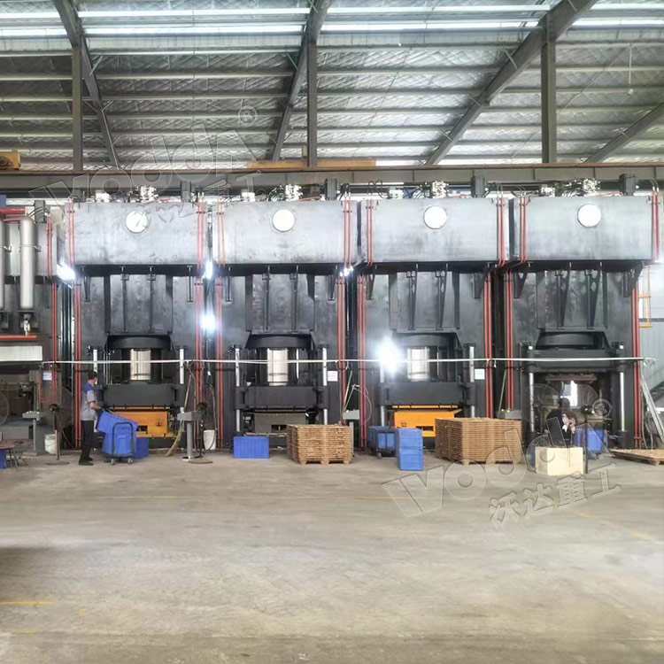 1800噸木屑托盤模壓機現(xiàn)場 1800噸木屑托盤模壓機現(xiàn)場