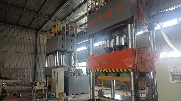 1500噸四柱液壓機(jī)模壓SMC汽車(chē)導(dǎo)流罩客戶現(xiàn)場(chǎng)