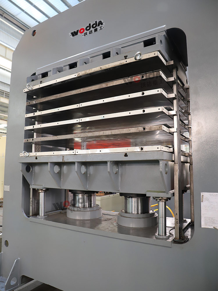 400噸復(fù)合板材多層熱壓機車架調(diào)試完成