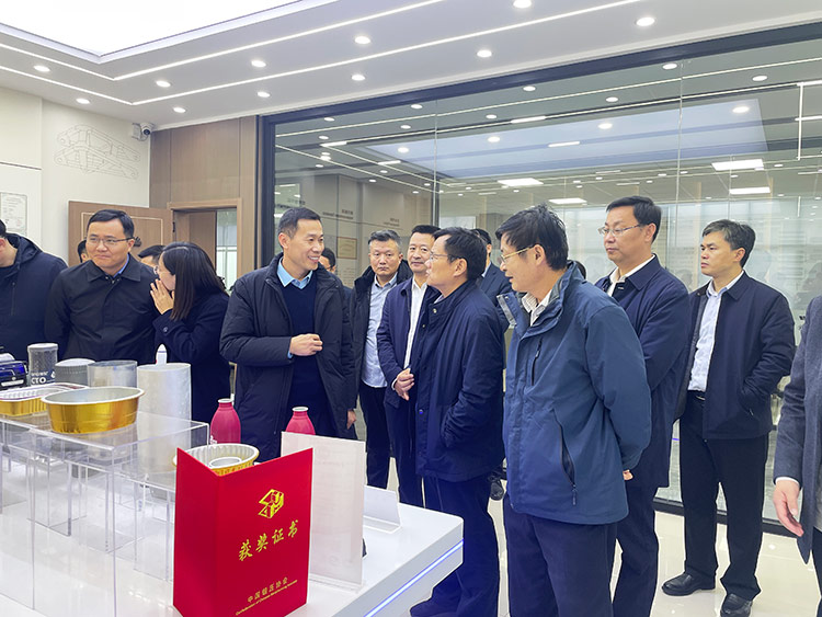 滕州市政協(xié)副主席董鴻洋聽取沃達(dá)重工董事長劉衛(wèi)東項目推進情況