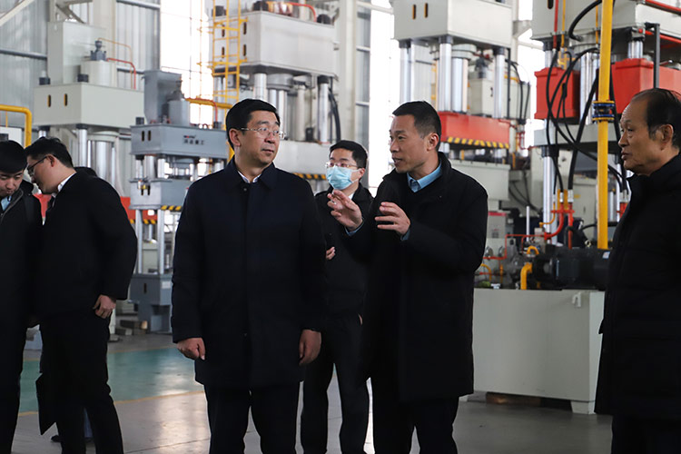 徐州市委常委、經(jīng)開區(qū)黨工委書記張克一行觀看車間