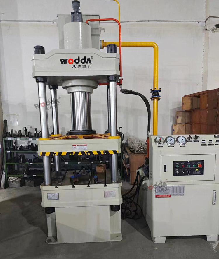 200噸四柱液壓機(jī) 200噸四柱液壓機(jī)