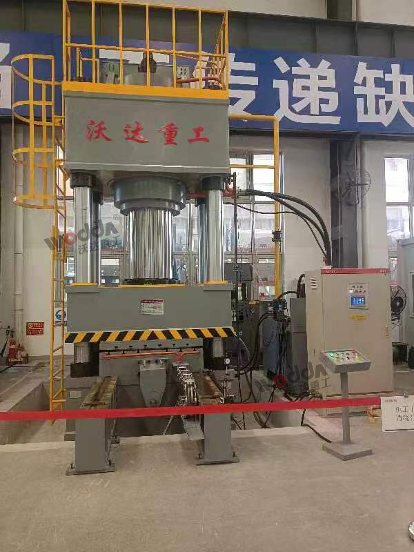 1000噸三梁四柱液壓機客戶現(xiàn)場 1000噸三梁四柱液壓機客戶現(xiàn)場