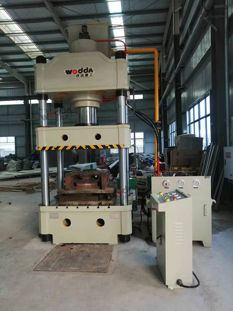 315噸四柱液壓機客戶現(xiàn)場 315噸四柱液壓機客戶現(xiàn)場