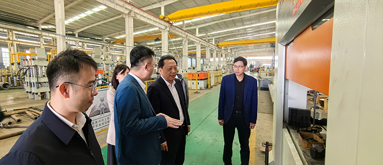 劉局長(zhǎng)一行參觀車間 劉局長(zhǎng)一行參觀車間