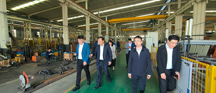 劉局長(zhǎng)一行參觀車間 劉局長(zhǎng)一行參觀車間