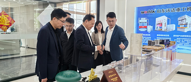 李經(jīng)理為劉局長(zhǎng)一行講解展品 李經(jīng)理為劉局長(zhǎng)一行講解展品