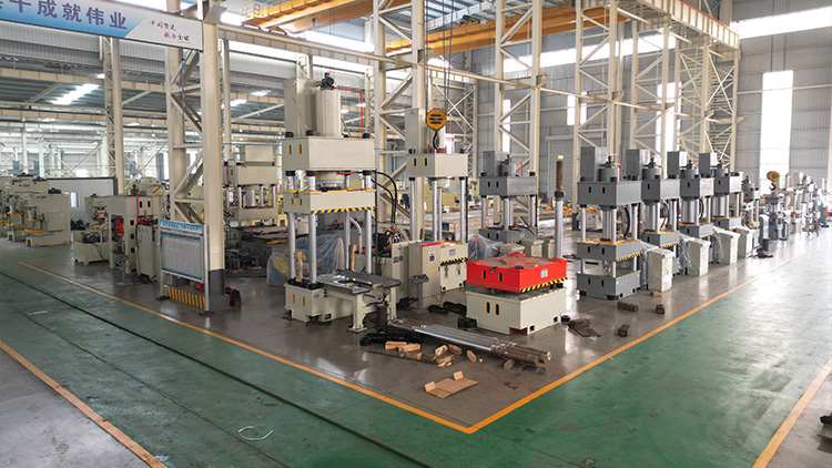 液壓機(jī)生產(chǎn)車間 液壓機(jī)生產(chǎn)車間