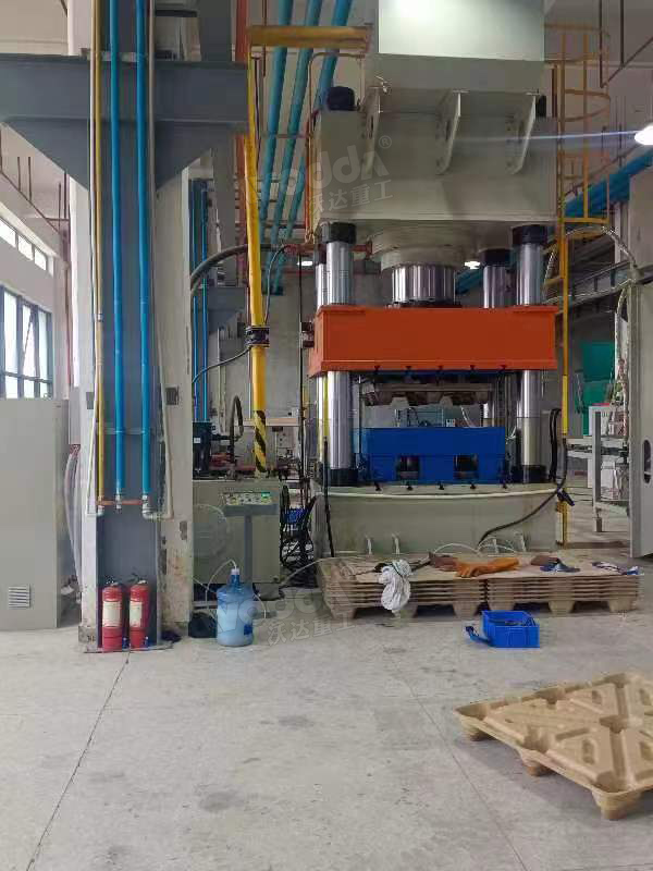 1000噸三梁四柱液壓機加工木屑托盤現場 1000噸三梁四柱液壓機加工木屑托盤現場