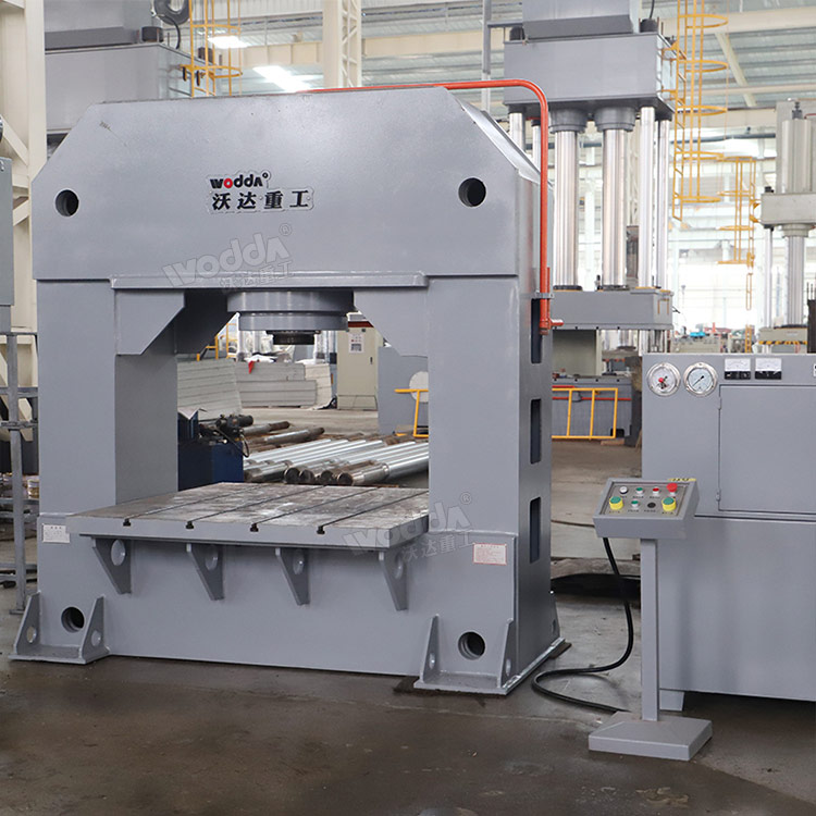 315噸龍門(mén)液壓機(jī) 315噸龍門(mén)液壓機(jī)