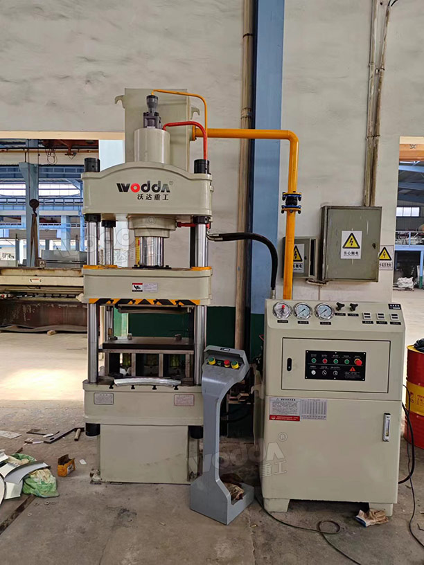 100噸三梁四柱液壓機(jī)客戶(hù)車(chē)間試機(jī) 100噸三梁四柱液壓機(jī)客戶(hù)車(chē)間試機(jī)