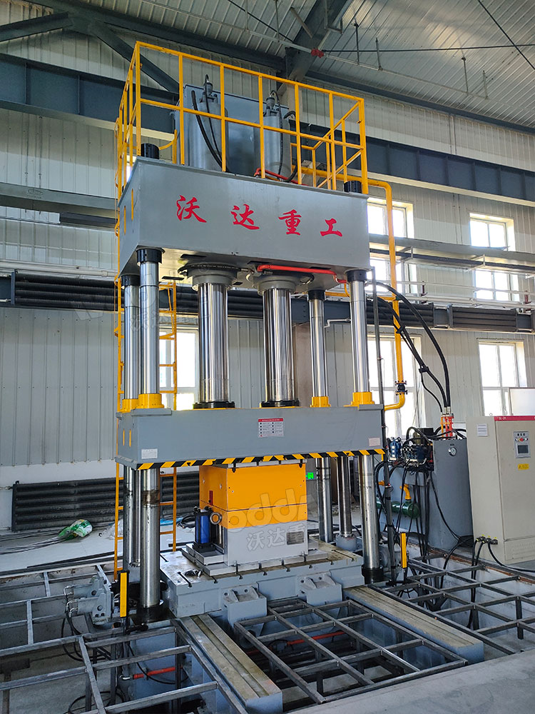 500噸三梁四柱液壓機(jī)安裝完成 500噸三梁四柱液壓機(jī)安裝完成