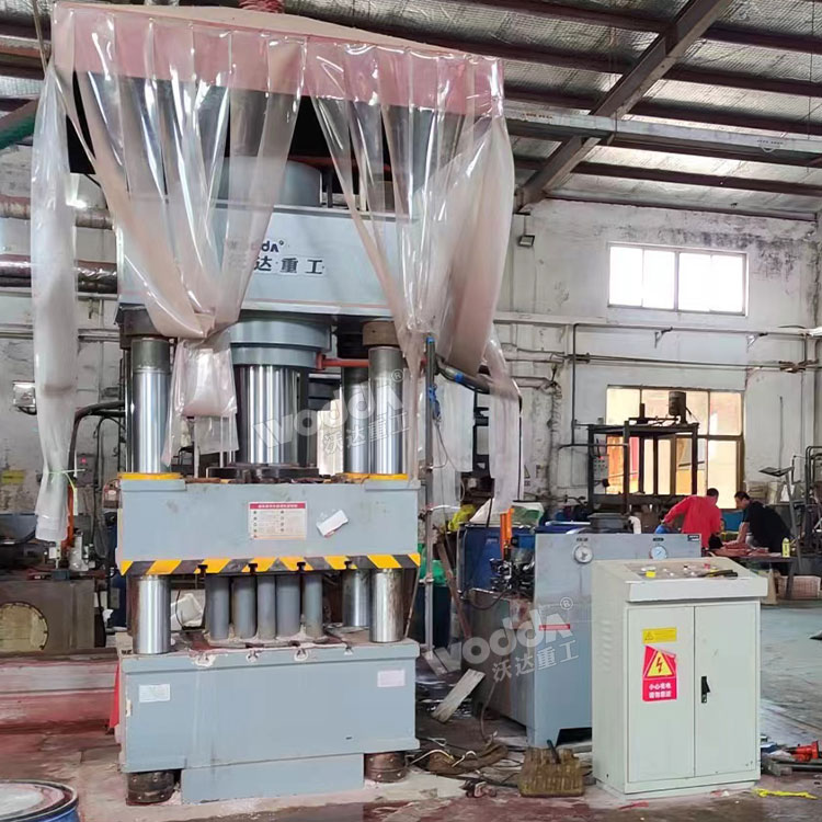 630噸熱壓網(wǎng)箱浮球成型液壓機(jī) 630噸熱壓網(wǎng)箱浮球成型液壓機(jī)