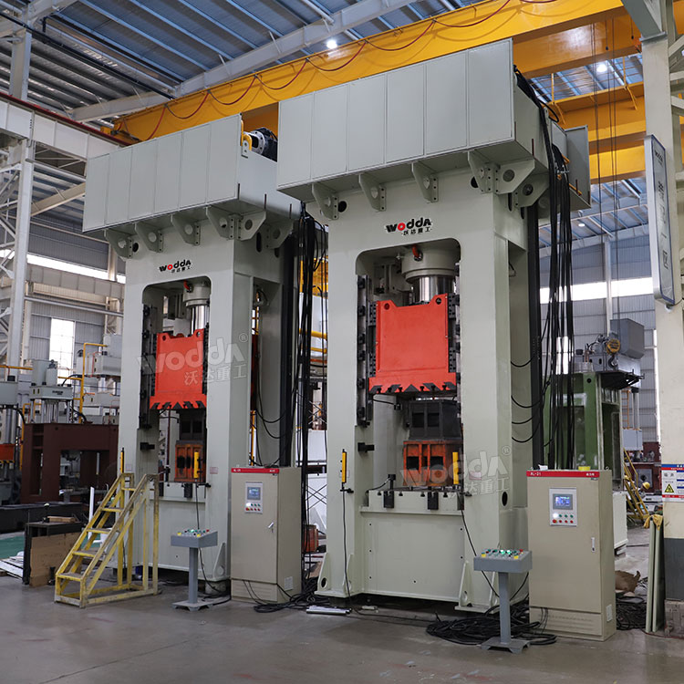 630噸框架式液壓機車間兩臺 630噸框架式液壓機車間兩臺