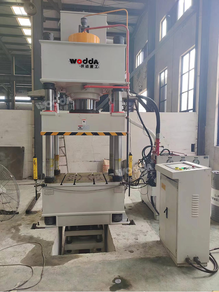 400噸四柱液壓機客戶現(xiàn)場