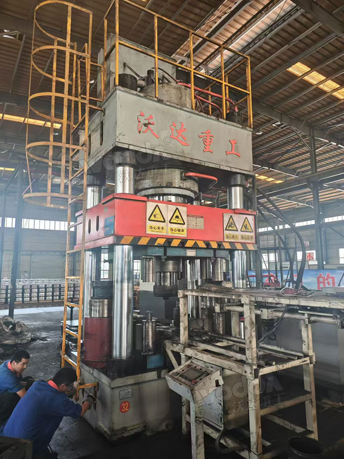 1000噸汽車輪轂沖壓成型液壓機(jī)現(xiàn)場 1000噸汽車輪轂沖壓成型液壓機(jī)現(xiàn)場