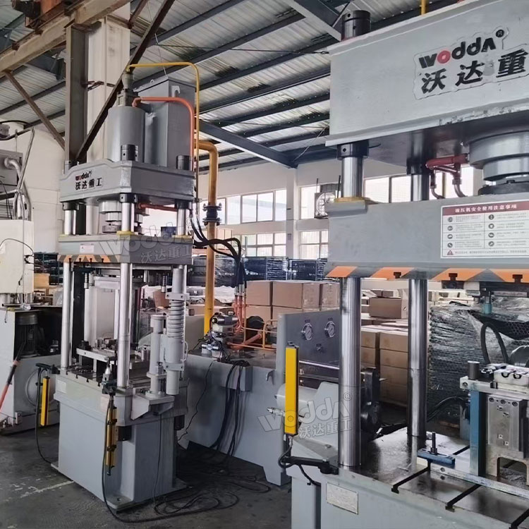 100噸汽車(chē)零部件成型液壓機(jī)現(xiàn)場(chǎng) 100噸汽車(chē)零部件成型液壓機(jī)現(xiàn)場(chǎng)