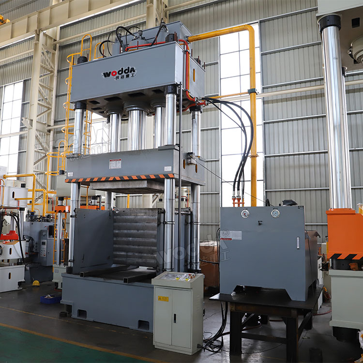 630噸礦石破碎液壓機(jī) 630噸礦石破碎液壓機(jī)