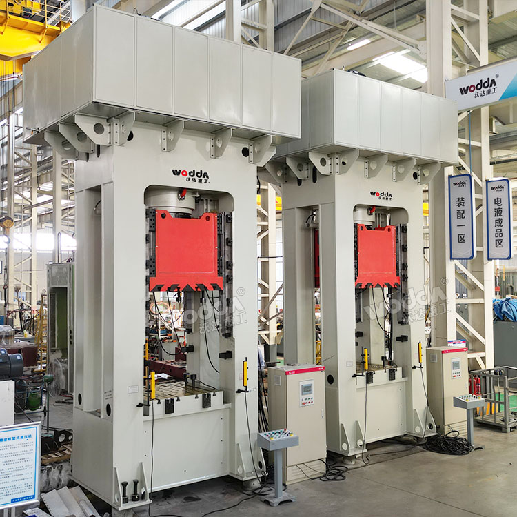 630噸框架式液壓機車間實物 630噸框架式液壓機車間實物