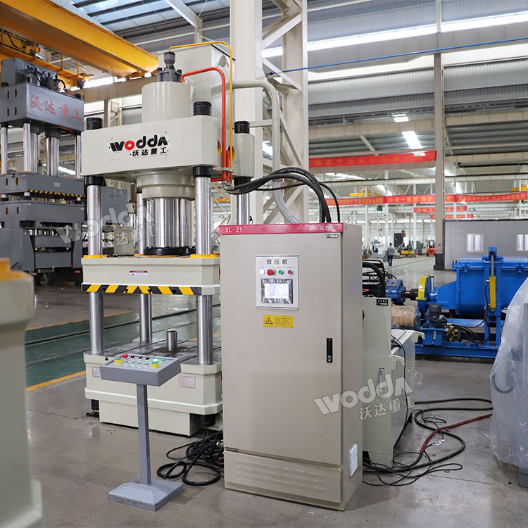 315噸三梁四柱液壓機(jī) 315噸三梁四柱液壓機(jī)