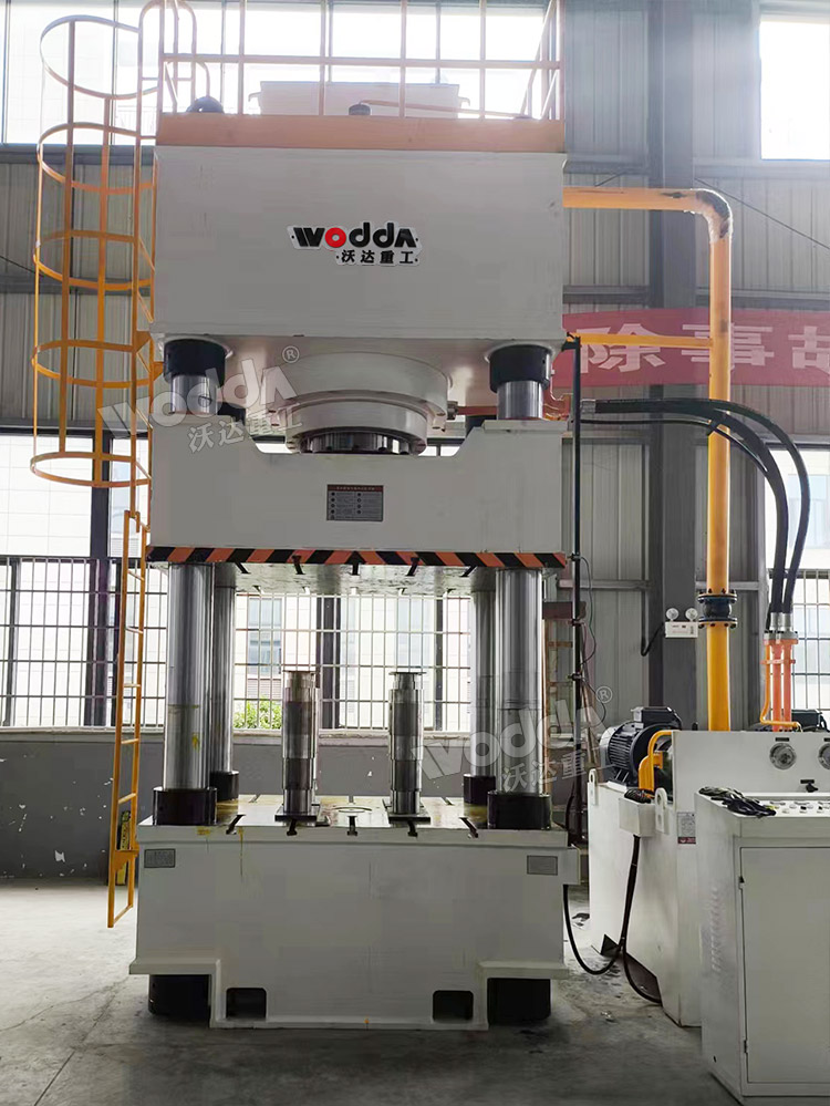 1000噸下頂缸拉伸液壓機(jī)現(xiàn)場(chǎng) 1000噸下頂缸拉伸液壓機(jī)現(xiàn)場(chǎng)