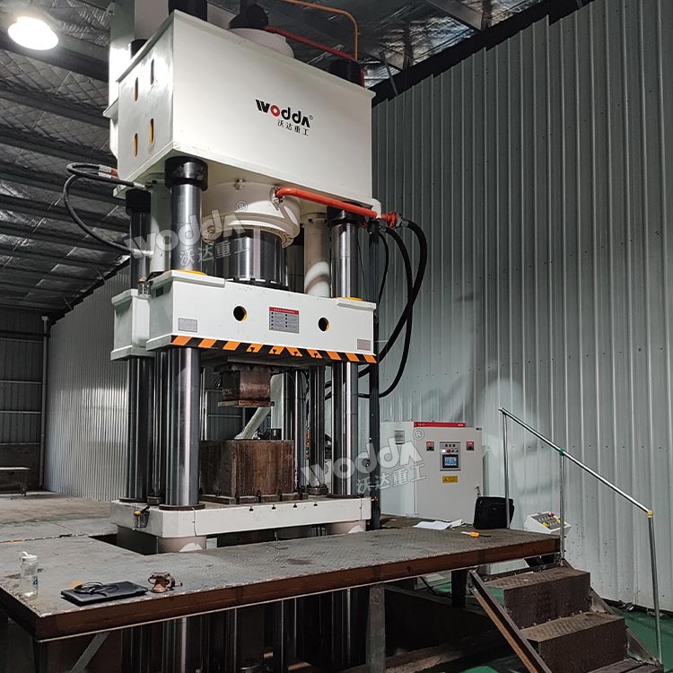 800噸匣缽液壓機(jī)現(xiàn)場 800噸匣缽液壓機(jī)現(xiàn)場