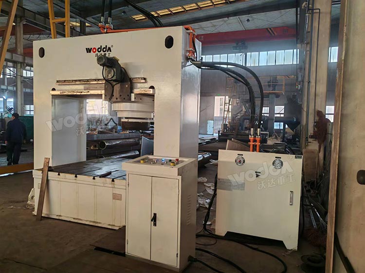 630噸移動龍門液壓機(jī) 630噸移動龍門液壓機(jī)